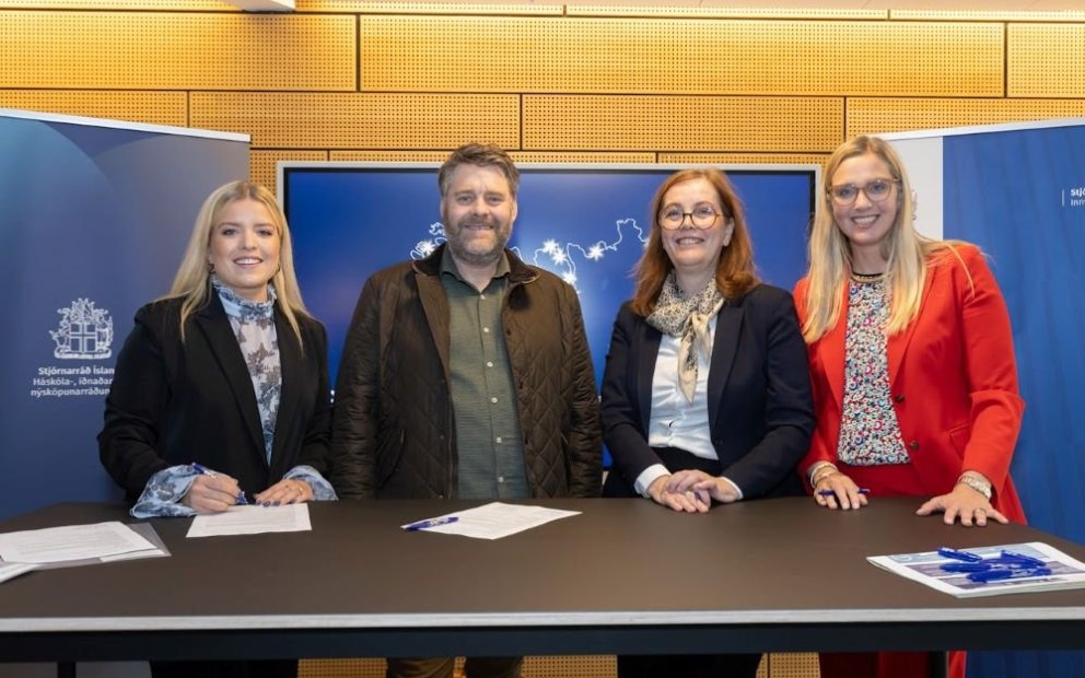 Fv. Áslaug Arna Sigurbjörnsdóttir, iðnaðar- og nýsköpunarráðherra, Hrafnkell Guðnason verkefnastjóri, Svandís Svavarsdóttir, innviðaráðherra og Ásthildur Sturludóttir, bæjarstjóri Akureyri og formaður fjarskiptasjóðs. mynd, Stjórnarráðið