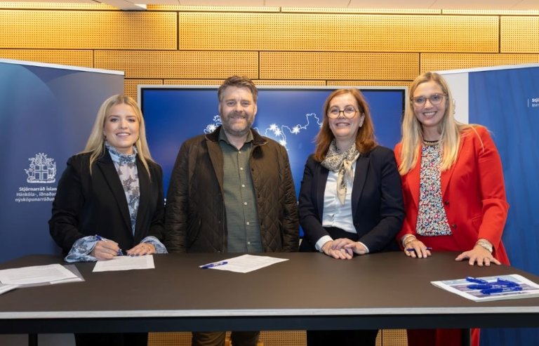 Fv. Áslaug Arna Sigurbjörnsdóttir, iðnaðar- og nýsköpunarráðherra, Hrafnkell Guðnason verkefnastjóri, Svandís Svavarsdóttir, innviðaráðherra og Ásthildur Sturludóttir, bæjarstjóri Akureyri og formaður fjarskiptasjóðs. mynd, Stjórnarráðið